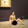 女性芸術家が自分の体を使って「世界の起源」を表現する