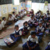 机もカバンも無いインド農村部の生徒たちを救った素晴らしいアイデア